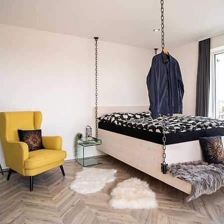 Zeppelin Studio With An Industrial View - Brno Apartment Exterior photo