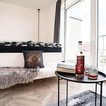 Zeppelin Studio With An Industrial View - Brno Apartment Exterior photo