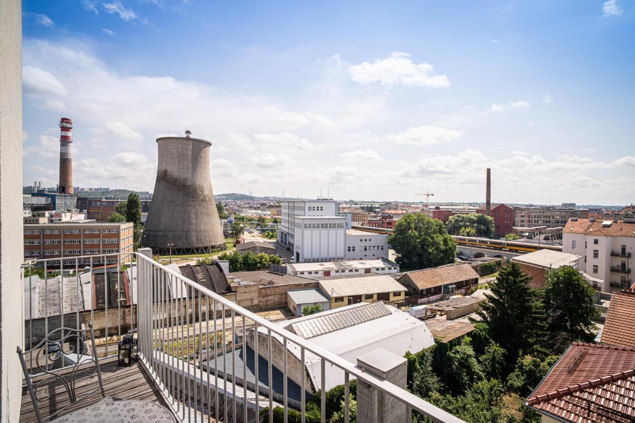 Zeppelin Studio With An Industrial View - Brno Apartment Exterior photo