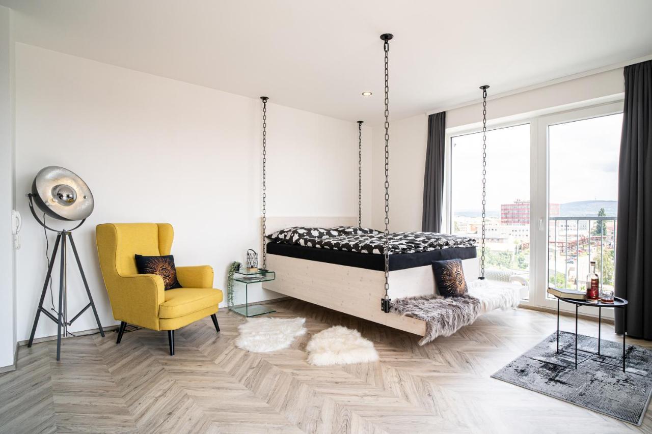 Zeppelin Studio With An Industrial View - Brno Apartment Exterior photo