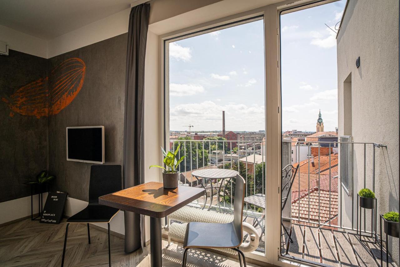Zeppelin Studio With An Industrial View - Brno Apartment Exterior photo